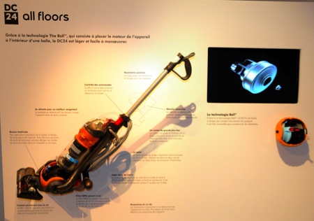 Dyson ball dans le showroom Dyson à  Paris