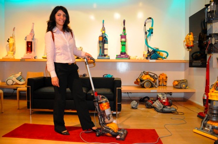 àœmà¼r de Dekorasyon dizayn passe l\'aspirateur avec son Dyson DC 24 ball
