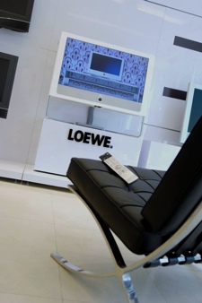 tv loewe et barcelona chair