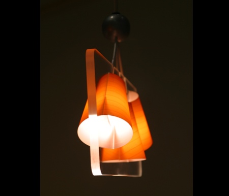 luminaire en plexiglas futurisme vu de profil - Alexis tricoire design
