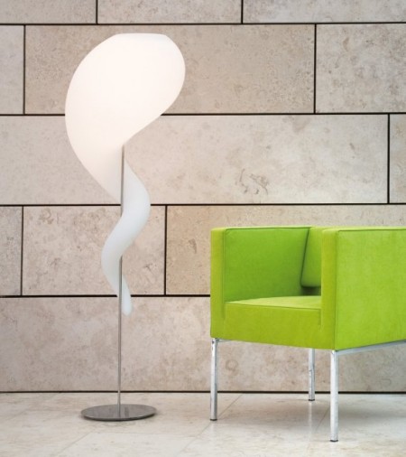 Lampadaire alien collection près d'un fauteuil vert design