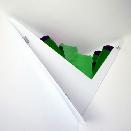 Punished to the corner, rangement d'angle design par Cristina Toledo