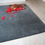 tapis design avec un animal écrasé et une mare de sang