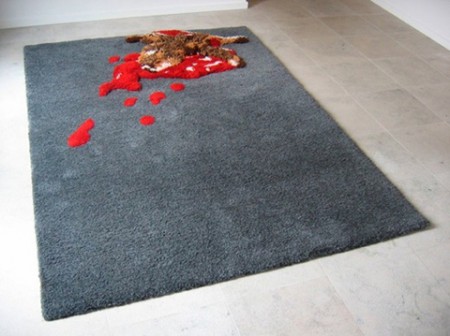 tapis design avec un animal écrasé et une mare de sang