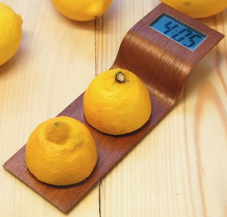 Citrus clock - horloge alimentée par des citrons par Anna Gram