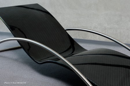 gros plan de la chaise longue en carbone Initialis par Christophe Soffietti