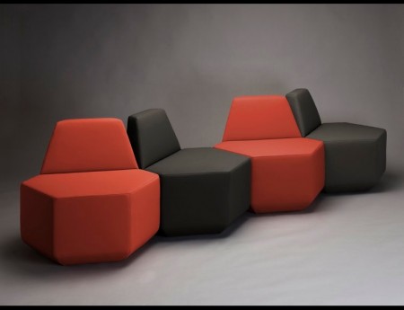 Sest plus Jedna : ensemble de fauteuils hexagonaux rouge et noir