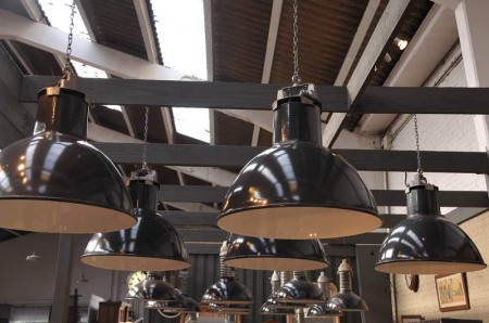 Luminaire suspension industrielle pour un loft récupérée dans une ancienne usine Mazda