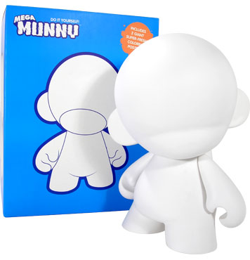 Art toy giant Mega munny dans sa boite avec poster de conseils pour le personnaliser