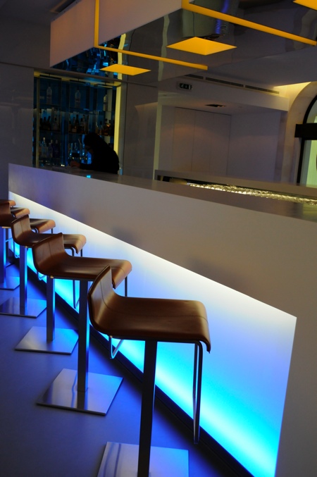 Bar design lumineux dans l\'hotel Penha Longa au Portugal