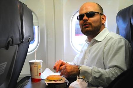 Mathieu Parisot savoure son big mac dans l\'avion