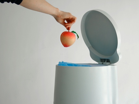 tri3 poubelle tri sélectif dans laquelle on jette une pomme