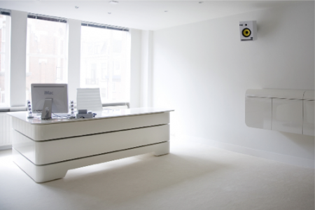 Bureau design blanc RKNL