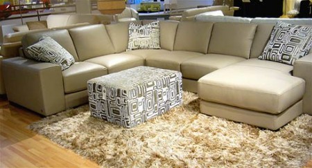 Un tapis à  poils longs beige