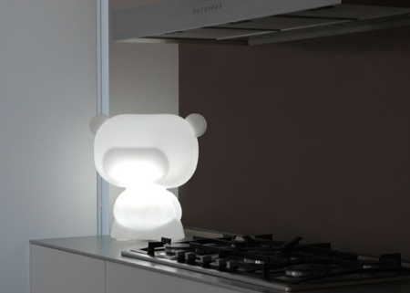 Art toy lumineux blanc dans la cuisine