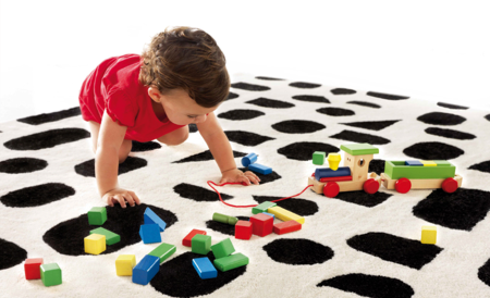 Tapis blanc avec des tâches noires Gan Dot