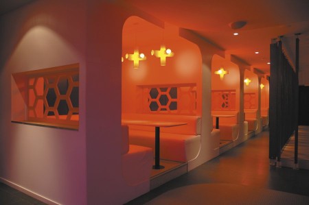 Suspension cruciforme Crosslight dans le restaurant bar Boogie night