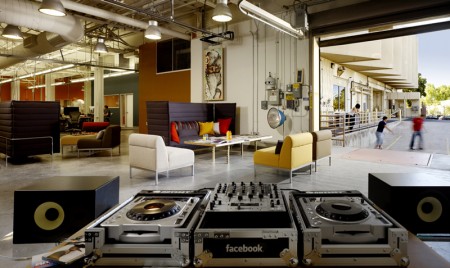 Espace lounge avec console DJ dans les bureaux de Facebook