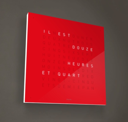 Pendule Qlocktwo rouge, horloge en toutes lettres en français