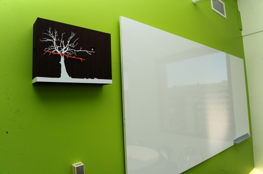 Bureaux Twitter - mur vert avec une horloge arbre