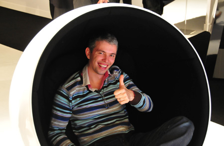 Manuel Gaudichon dans une ball chair