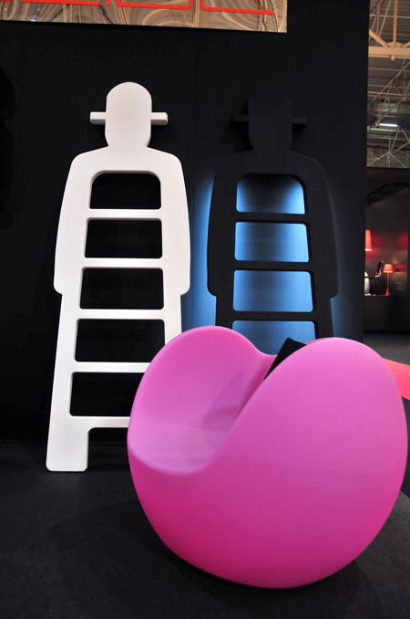 Rocking chair Blos rose par Karim Rashid