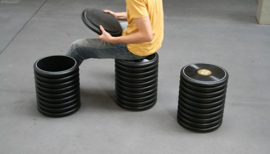 Tabouret avec des disques vinyls