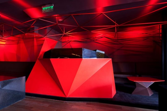 Console DJ dans le bar rouge à  Shangai