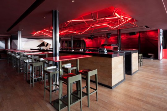 Le bar rouge par Naço architectes