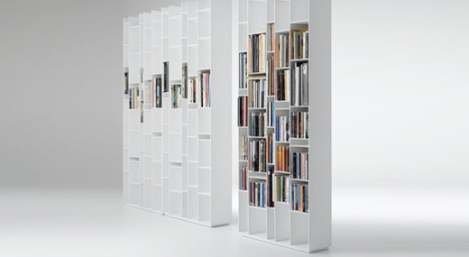 Bibliothèque design blanche avec rangements étroits