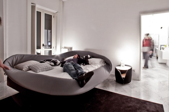 Lit design avec un bord souple Lago Col Letto