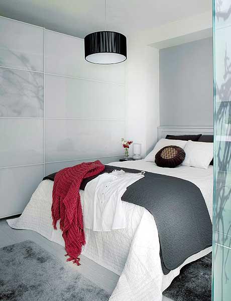 Petit appartement design : chambre gris et blanc