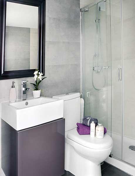 Intérieur design : salle de bain blanc et gris anthracite