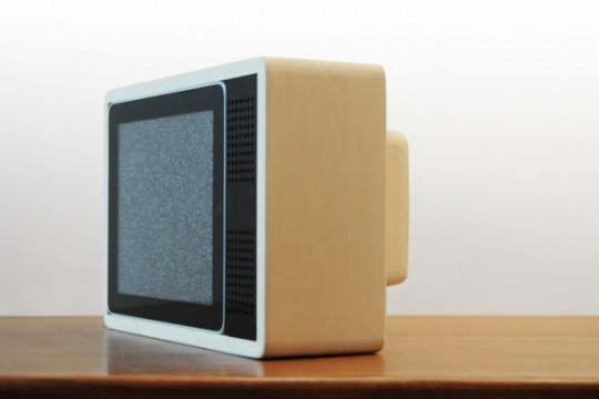 iPas dans une TV en bois vintage