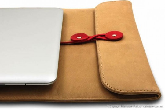 Housse pour macbook en forme d'enveloppe à ficelle par Shuk Yee