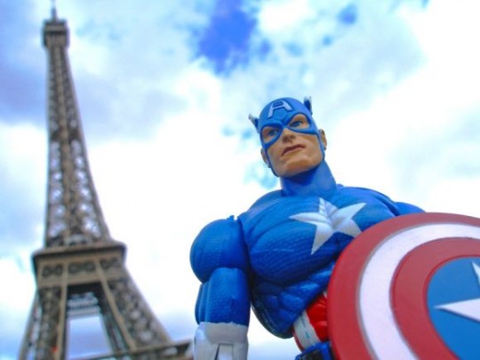 Photo de Captain America près de la tour Eiffel