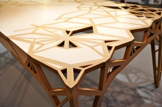 Table en bois design Captain's world is law