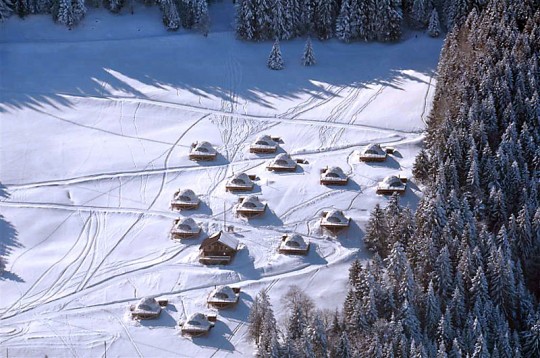 Vue aérienne du camp de pods de l'hotel Whitepod