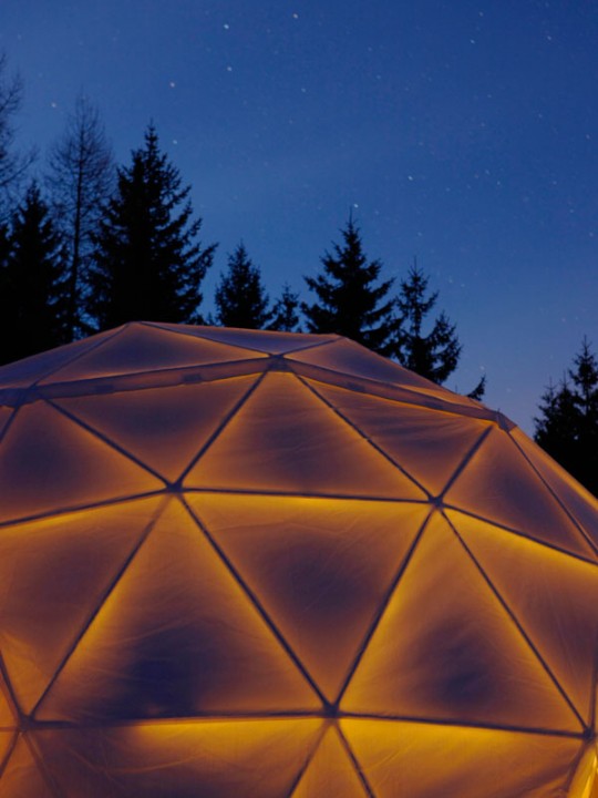 Whitepod, igloo design la nuit