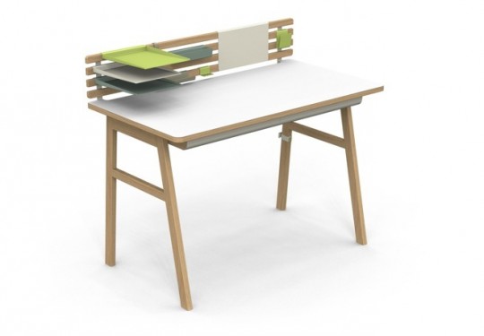 Bureau en bois organised mess desk - Jun Yasumoto