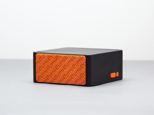 Furni Alba - dessous orange anti-dérapant sous le radio-réveil