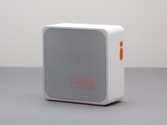 Furni Alba - radio-réveil design en bois blanc