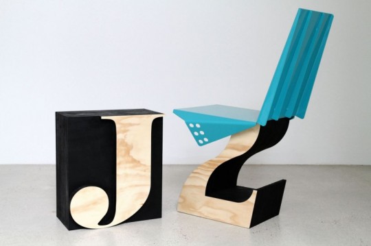 Chaise en bois + feuille de métal par Justin Lamont