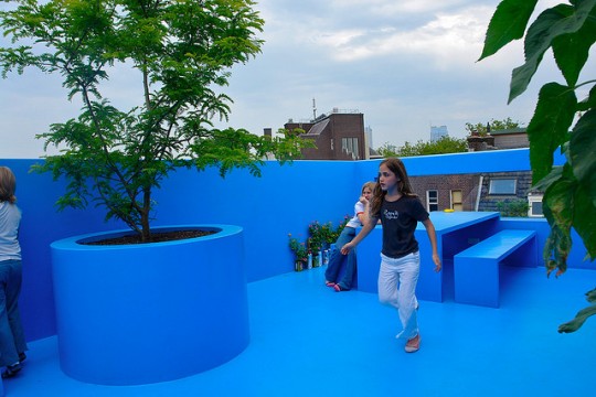 Enfants qui s'amusent dans la maison bleue sur le toit