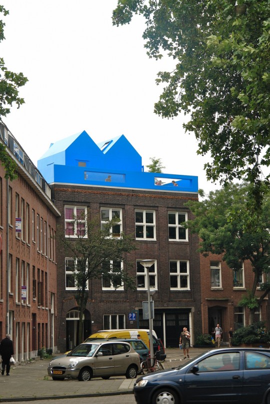 Maison bleue sur le toit
