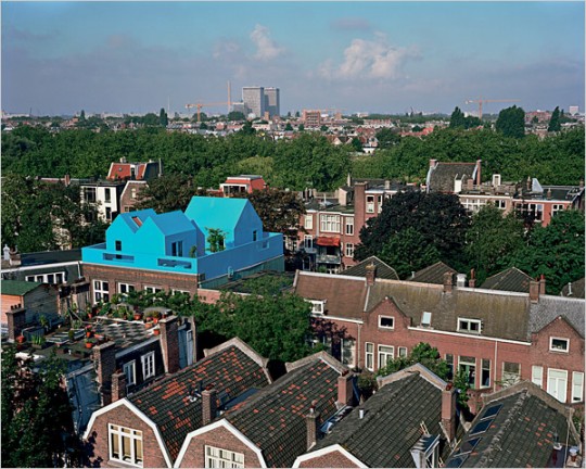 Maison bleue sur les toits à Rotterdam