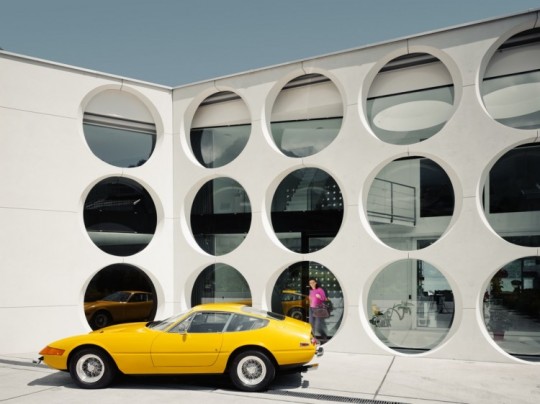Maison moderne avec une Ferrari jaune, O house