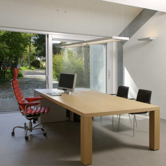 Intérieur d'un bureau design dans un ancien garage