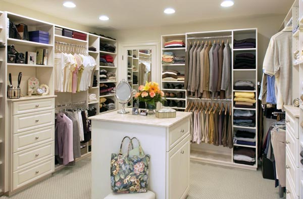 Pièce dressing en U en bois blanc
