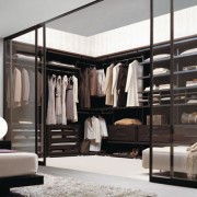 Pièce dressing en U vitrine avec porte coulissante